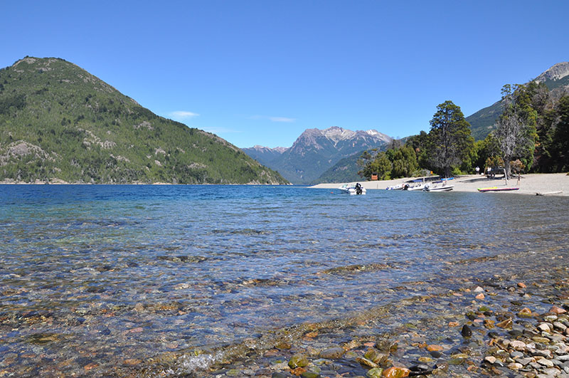 az junto a los Lagos Patagónicos" Una imagen que evoca serenidad, con los lagos del sur de la Patagonia argentina como telón de fondo. Descubre la paz que ofrecen las aguas cristalinas y las majestuosas montañas de la región.